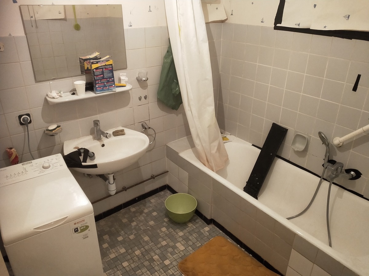 une photo de salle de bain avant rénovation par 2R Chauffage Sanitaire