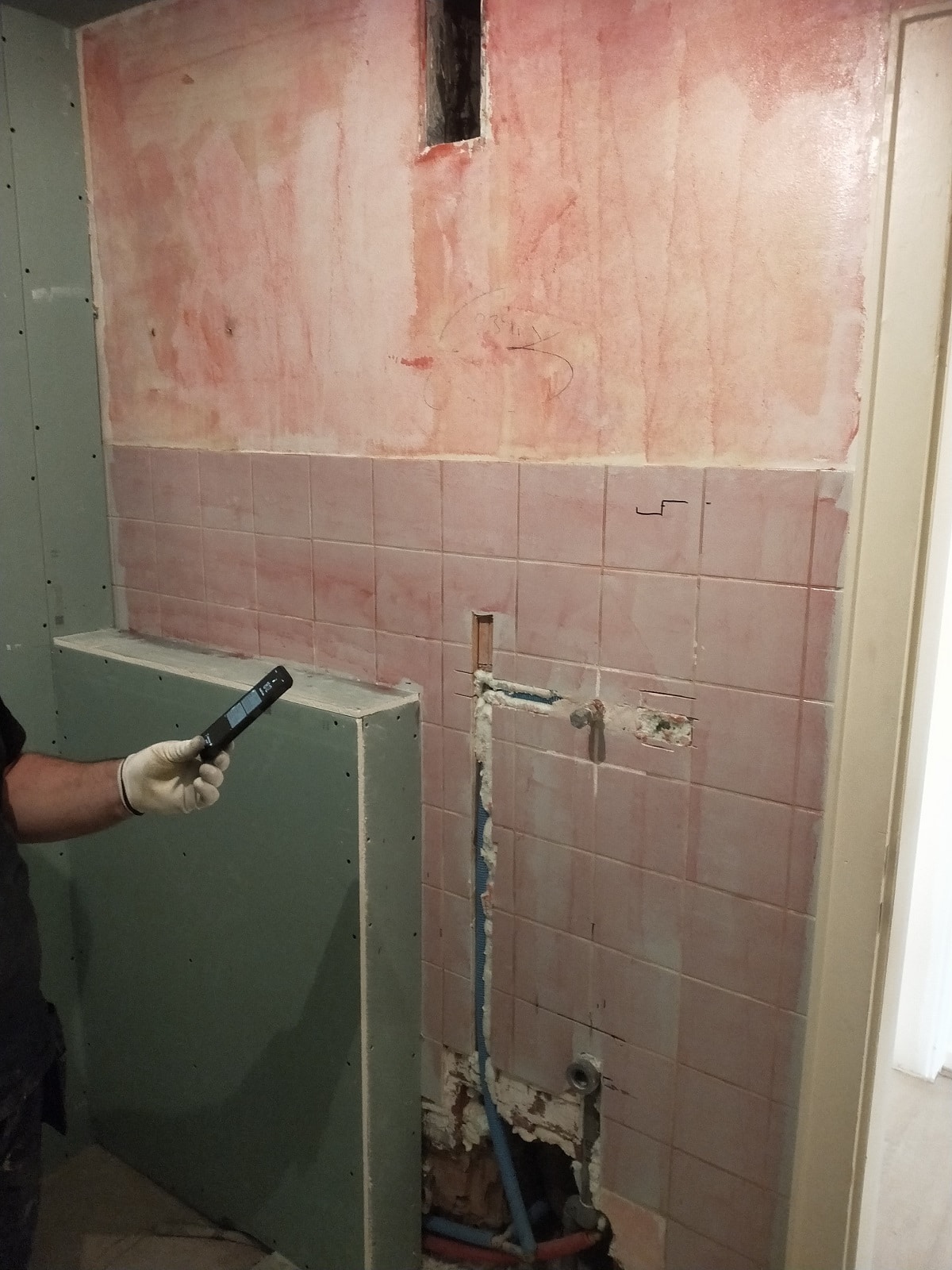 salle de bains en cours de rénovation par 2R chauffage sanitaire